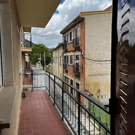 Amplio, Fresco Y Centrico, Con Patio Y Balcon *